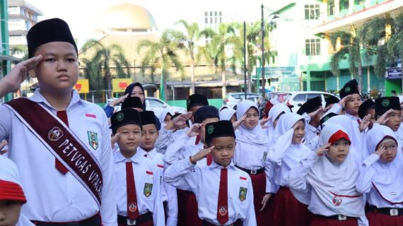 Upacara Bendera Senin Wujud Kolaborasi dan Semangat Nasionalisme di Komplek Perguruan Muhammadiyah